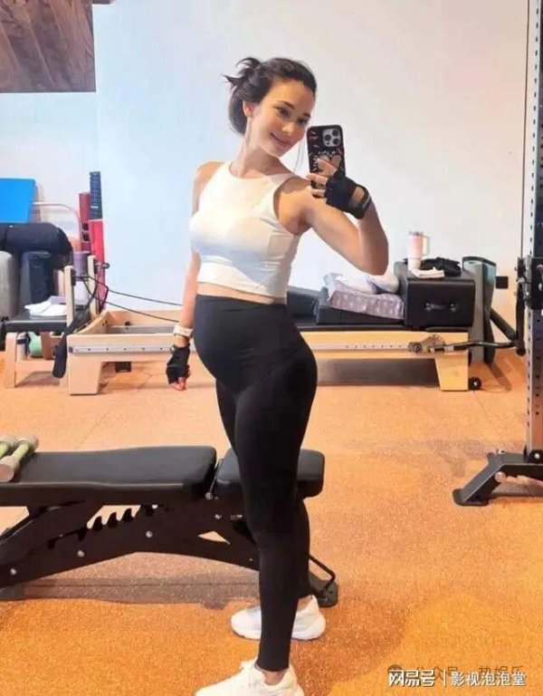 宝货配资 卢靖姗二胎孕肚惊艳亮相，状态好到不像孕妈！