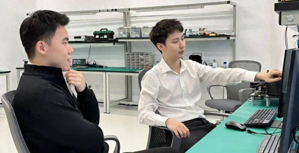 融期策略 AI算力饥渴谁来解? 两位95后创始人用相变材料光计算构建新范式